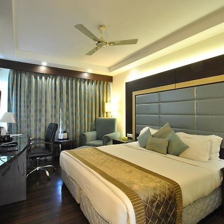 Hotel Royal Cliff Kanpur Buitenkant foto