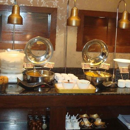 Hotel Royal Cliff Kanpur Buitenkant foto