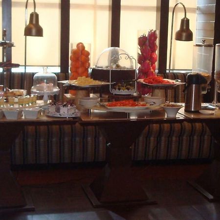 Hotel Royal Cliff Kanpur Buitenkant foto