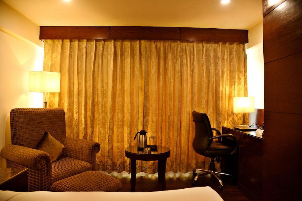 Hotel Royal Cliff Kanpur Buitenkant foto
