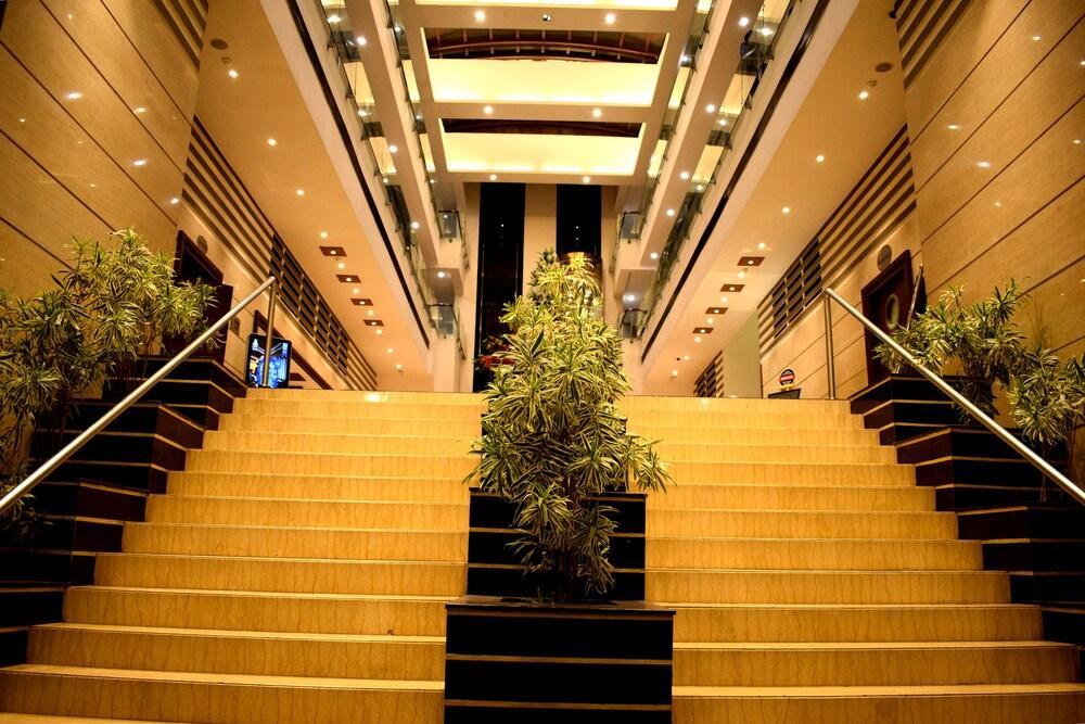 Hotel Royal Cliff Kanpur Buitenkant foto