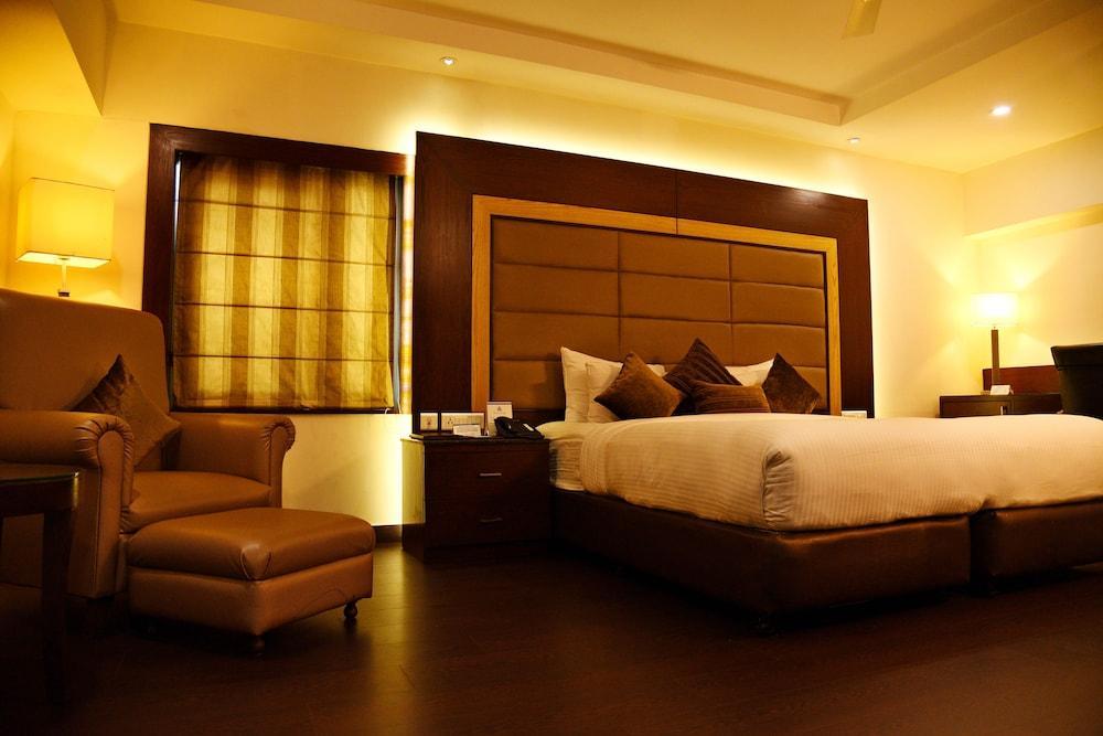 Hotel Royal Cliff Kanpur Buitenkant foto