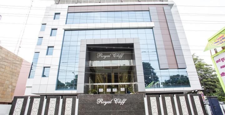 Hotel Royal Cliff Kanpur Buitenkant foto