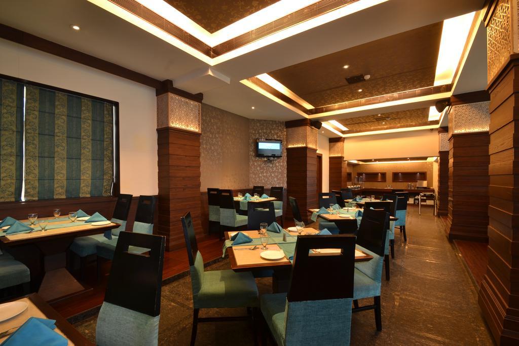 Hotel Royal Cliff Kanpur Buitenkant foto