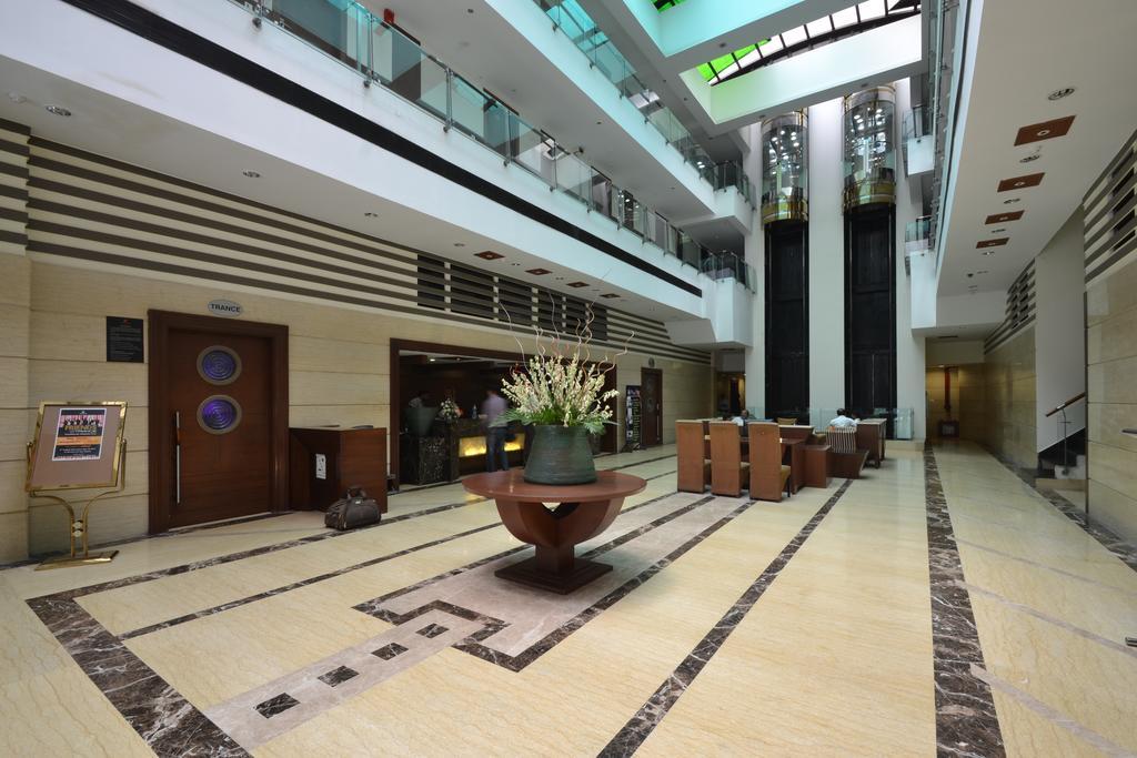 Hotel Royal Cliff Kanpur Buitenkant foto