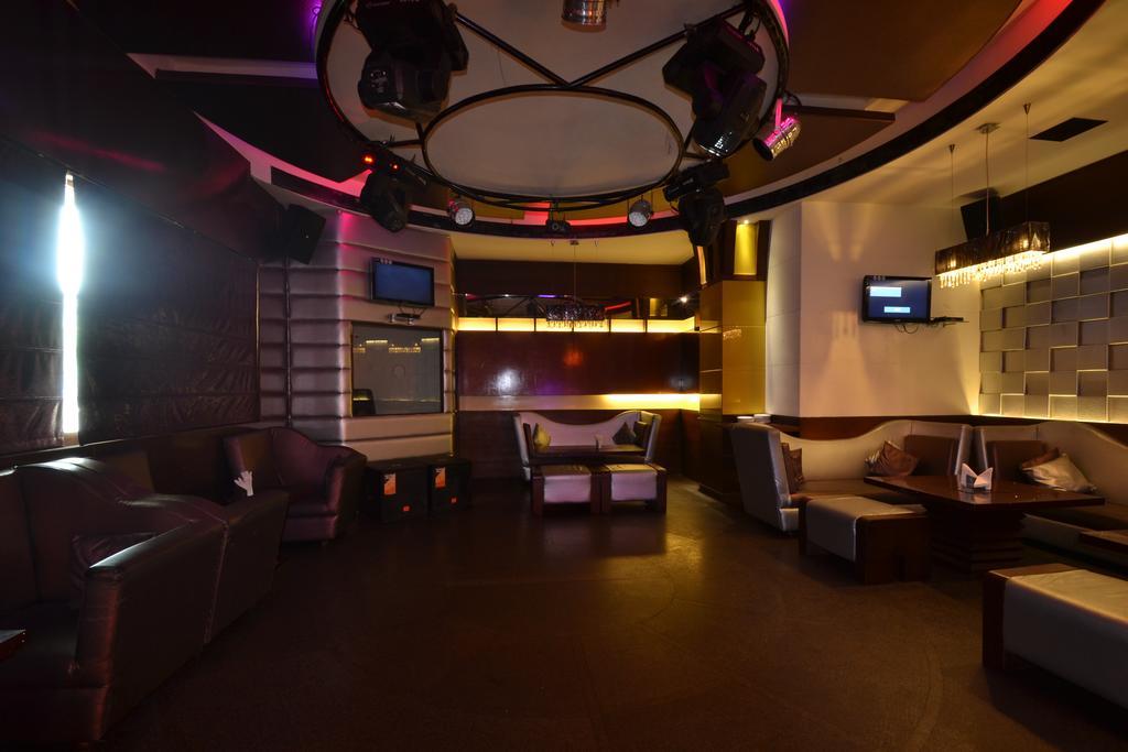 Hotel Royal Cliff Kanpur Buitenkant foto