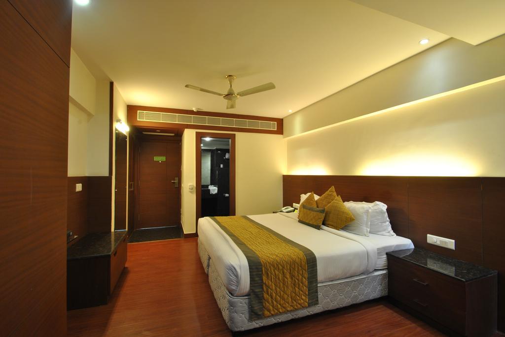 Hotel Royal Cliff Kanpur Buitenkant foto