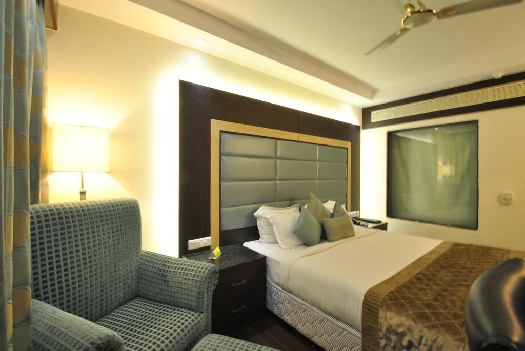 Hotel Royal Cliff Kanpur Buitenkant foto