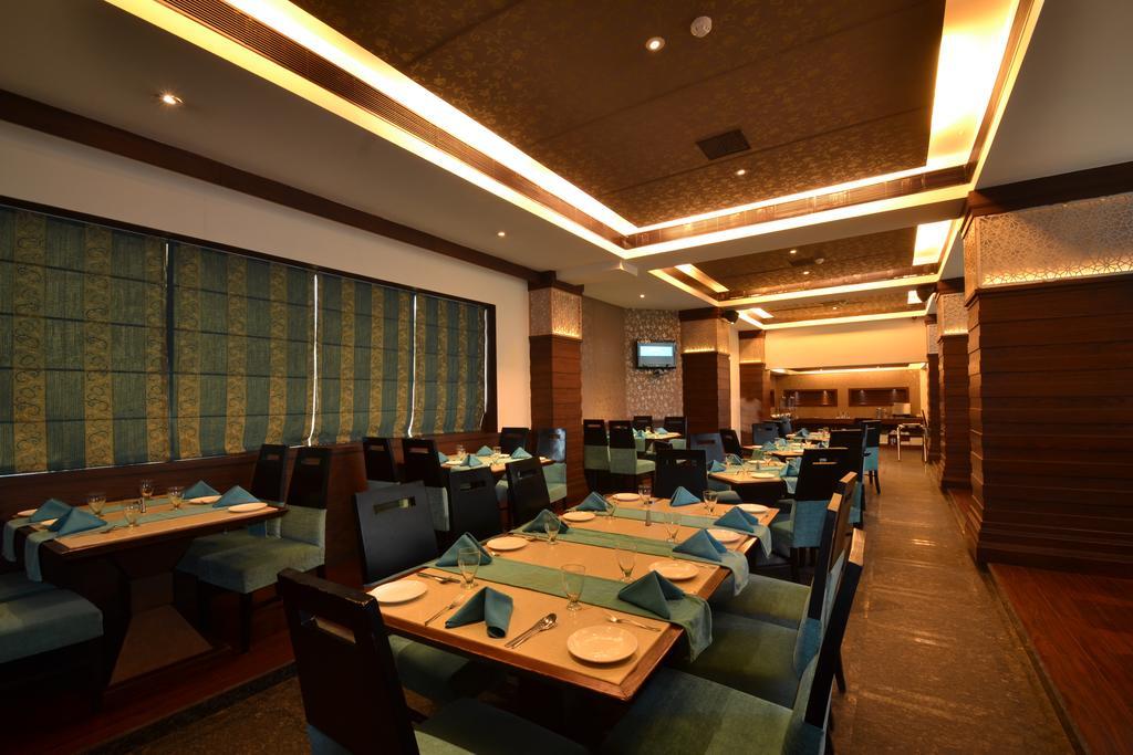 Hotel Royal Cliff Kanpur Buitenkant foto