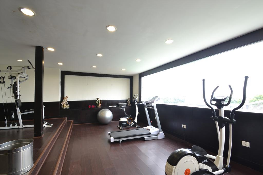 Hotel Royal Cliff Kanpur Buitenkant foto