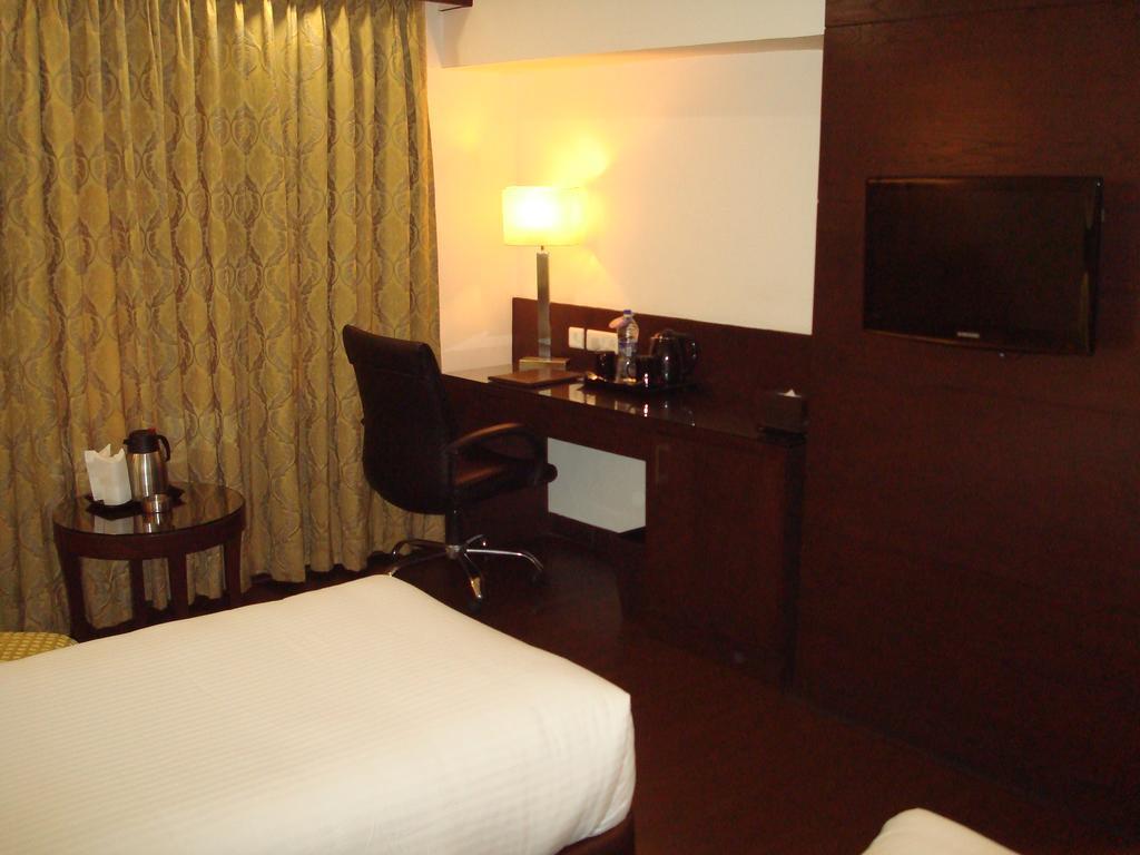 Hotel Royal Cliff Kanpur Buitenkant foto