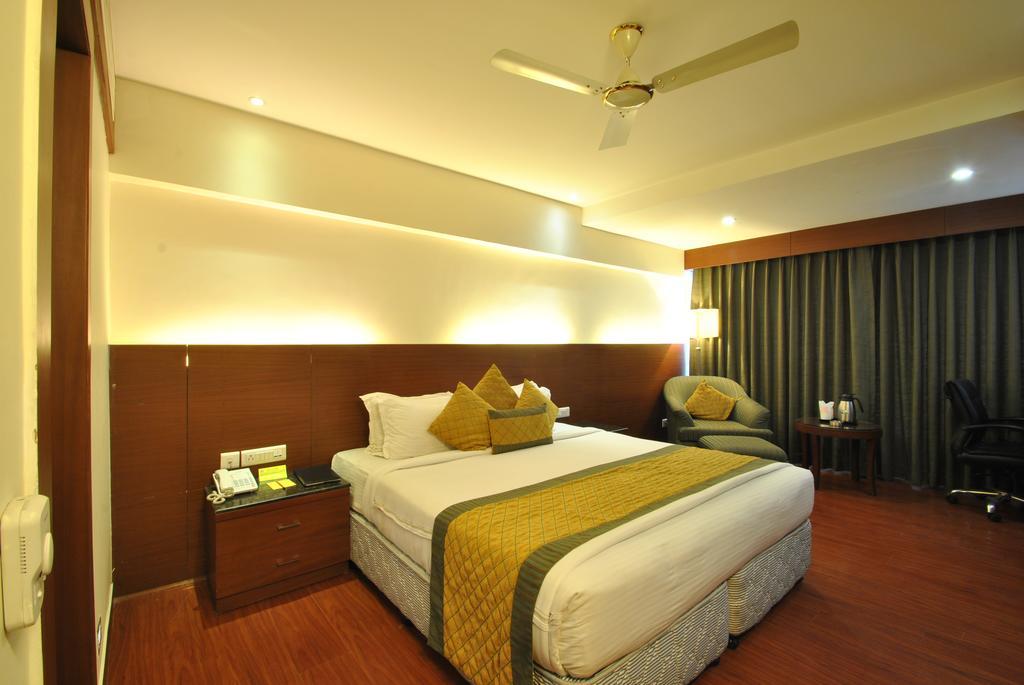 Hotel Royal Cliff Kanpur Buitenkant foto