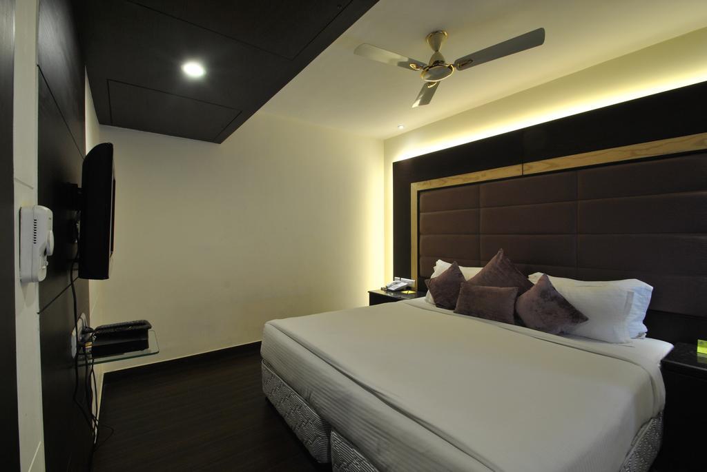 Hotel Royal Cliff Kanpur Buitenkant foto