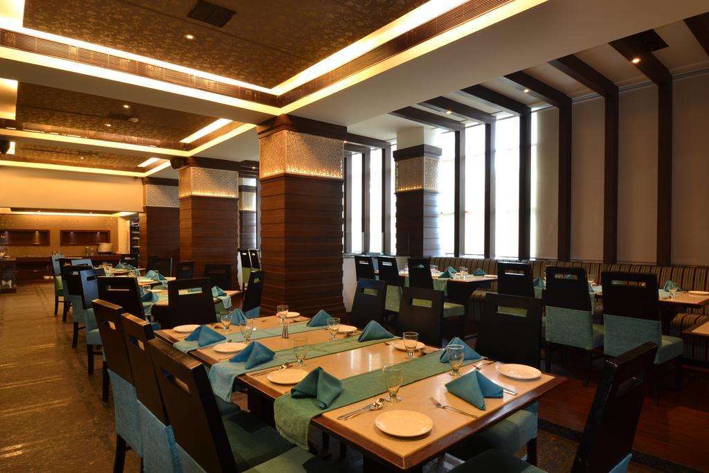 Hotel Royal Cliff Kanpur Buitenkant foto