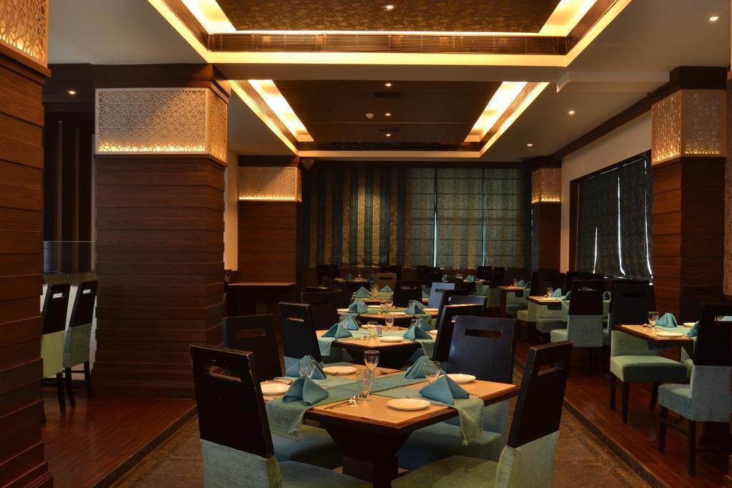 Hotel Royal Cliff Kanpur Buitenkant foto