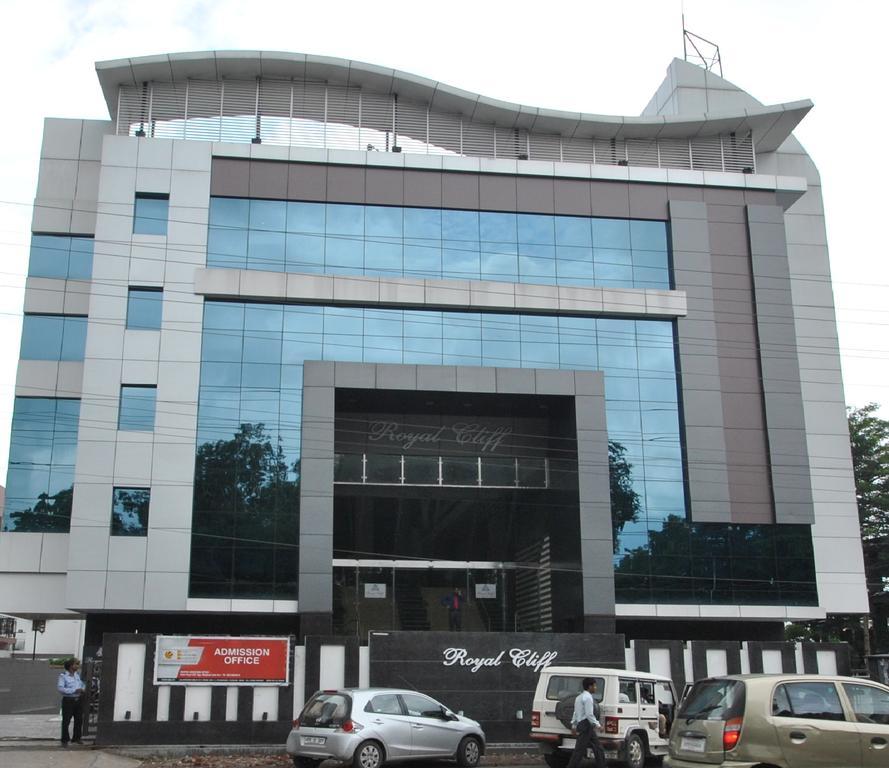 Hotel Royal Cliff Kanpur Buitenkant foto