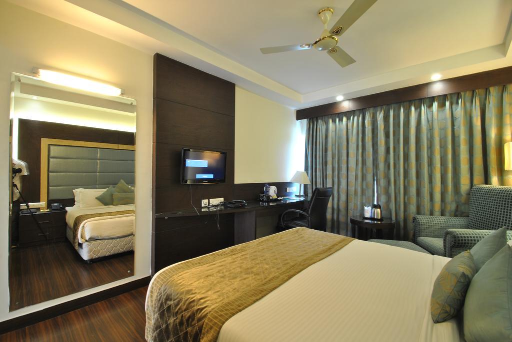 Hotel Royal Cliff Kanpur Buitenkant foto