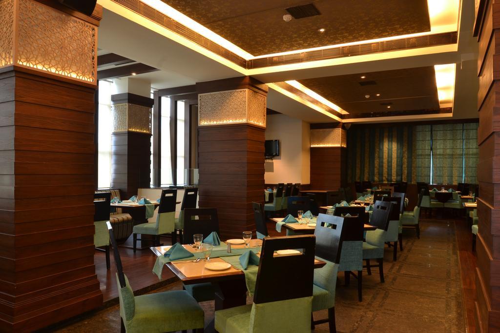 Hotel Royal Cliff Kanpur Buitenkant foto
