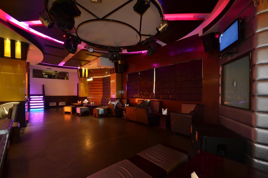 Hotel Royal Cliff Kanpur Buitenkant foto