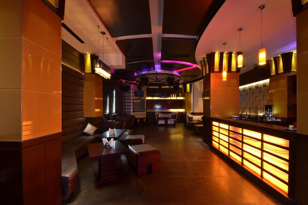 Hotel Royal Cliff Kanpur Buitenkant foto