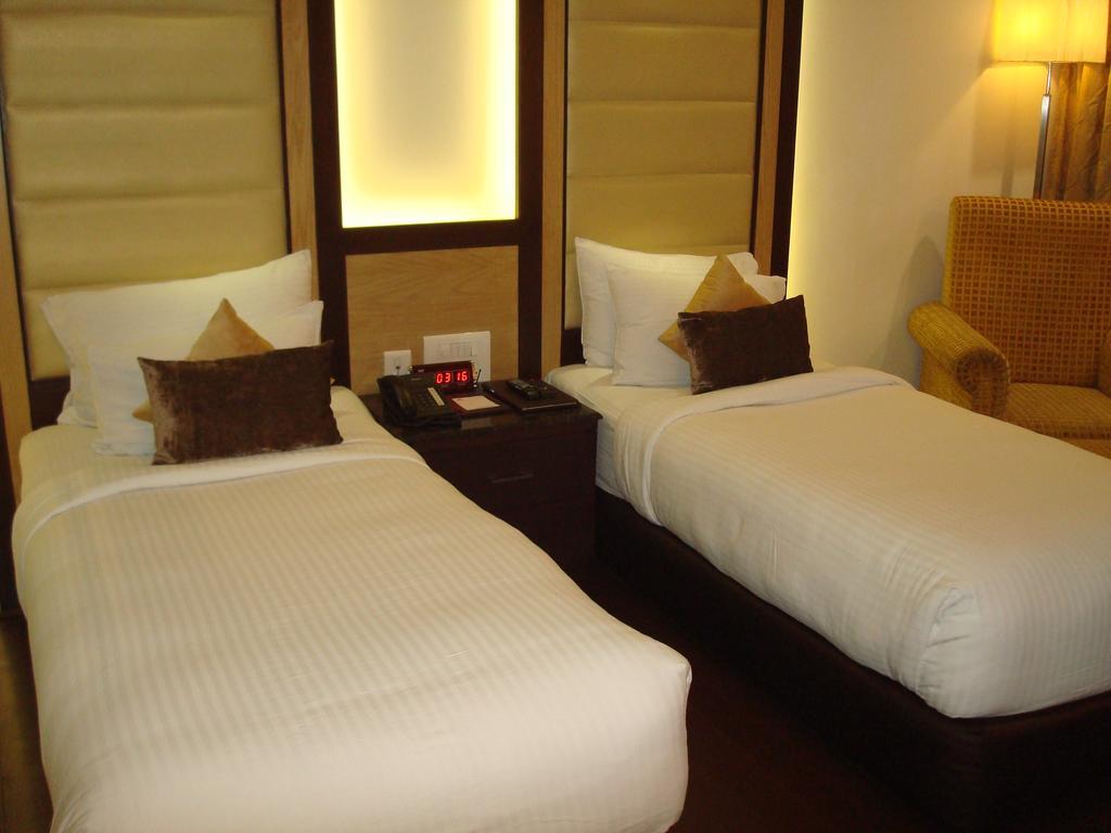 Hotel Royal Cliff Kanpur Buitenkant foto