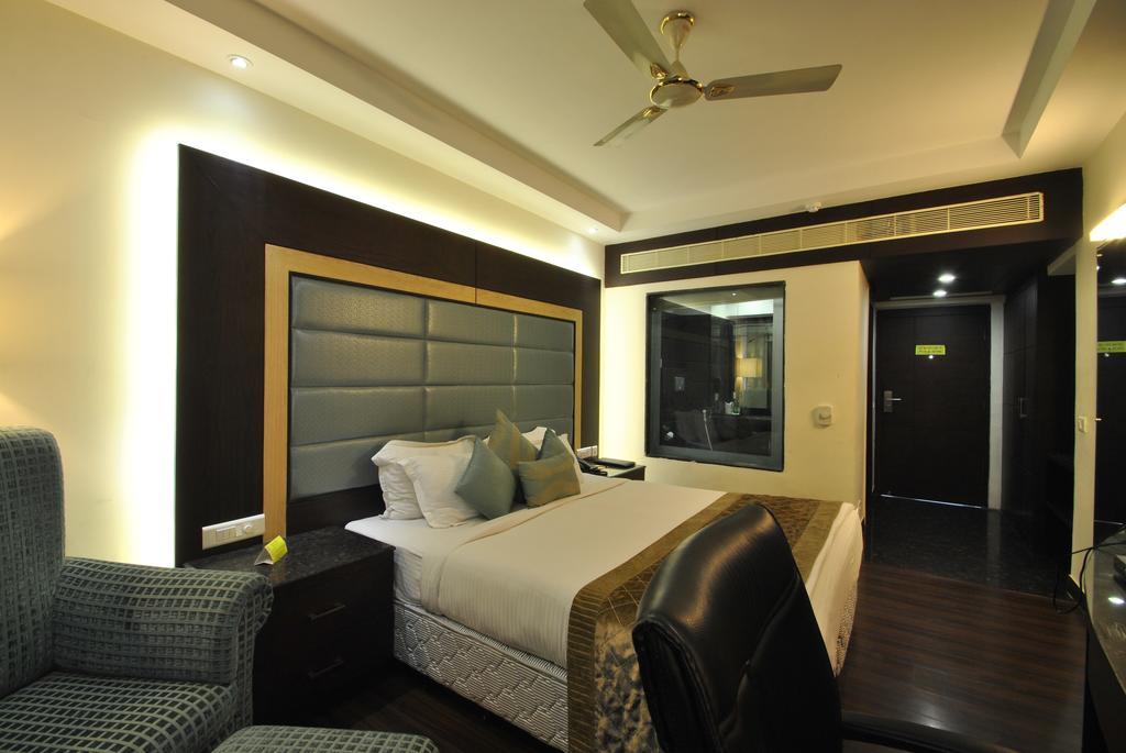 Hotel Royal Cliff Kanpur Buitenkant foto