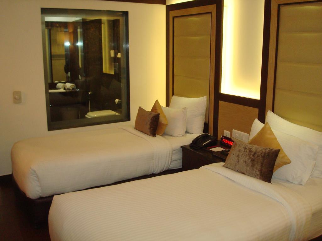 Hotel Royal Cliff Kanpur Buitenkant foto