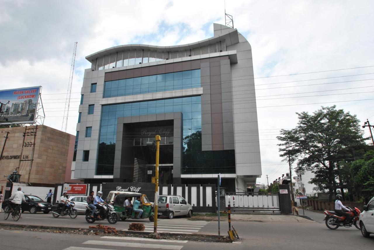 Hotel Royal Cliff Kanpur Buitenkant foto