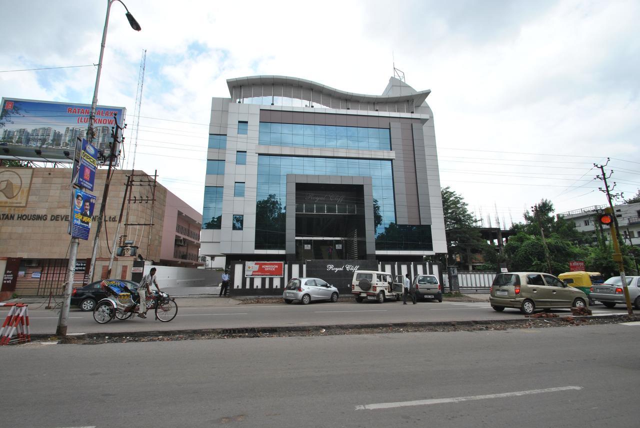 Hotel Royal Cliff Kanpur Buitenkant foto