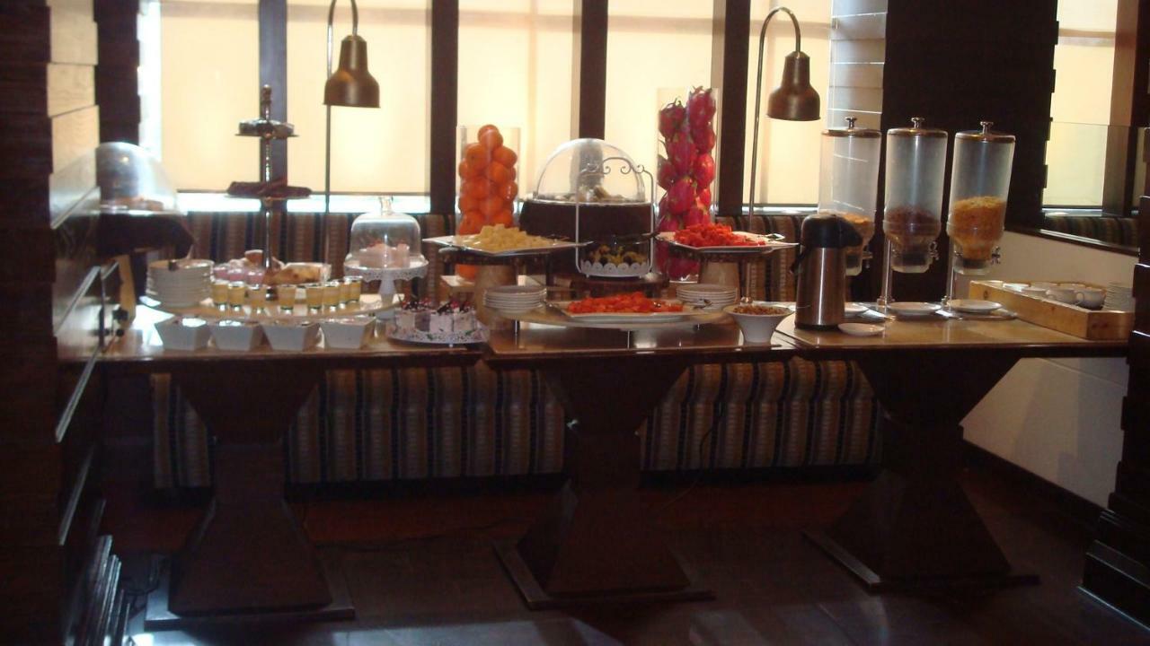 Hotel Royal Cliff Kanpur Buitenkant foto