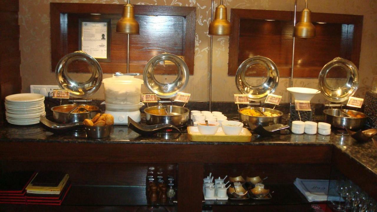 Hotel Royal Cliff Kanpur Buitenkant foto