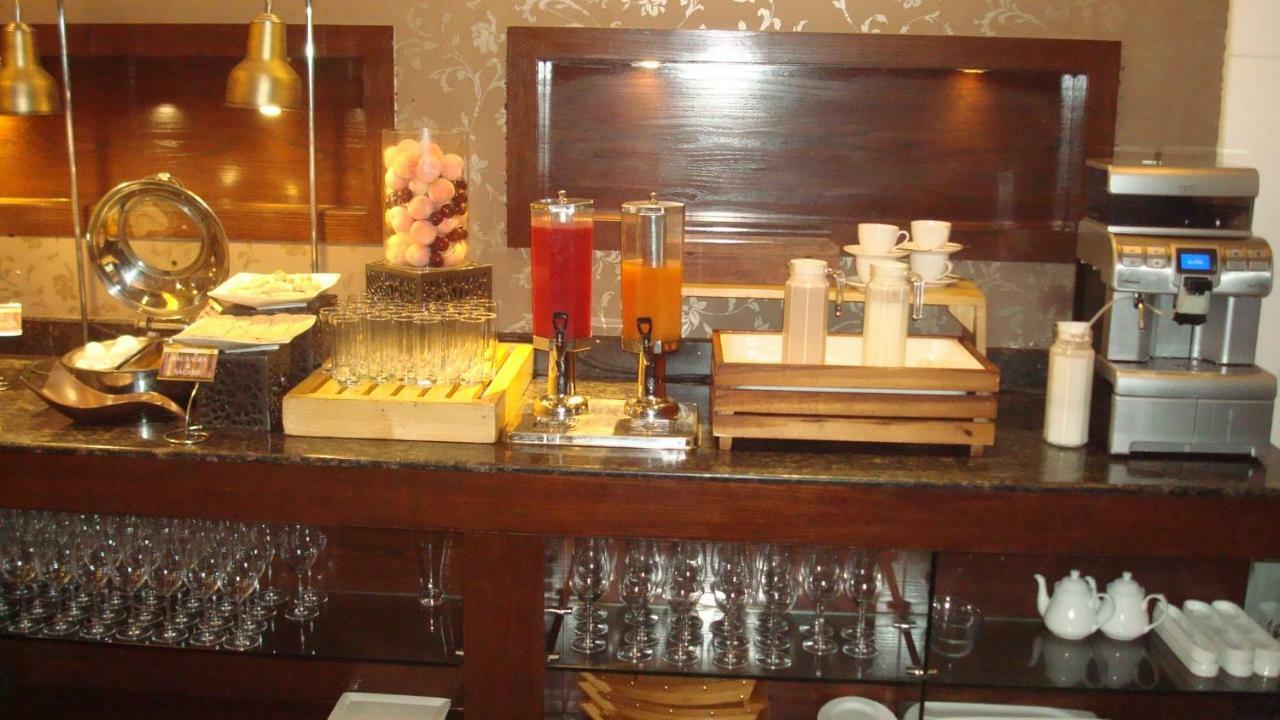 Hotel Royal Cliff Kanpur Buitenkant foto