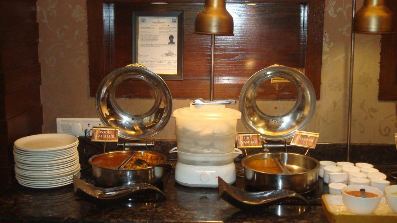 Hotel Royal Cliff Kanpur Buitenkant foto